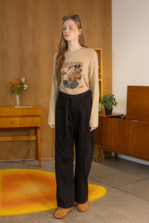 DD 벨트 와이드 스트레이트 데님 팬츠 BLACK입니다. 캐주얼, 클래식, 미니멀 스타일을 아우르는 이 데님 팬츠는 일상과 출근룩 모두에 활용 가능합니다. 두꺼운 두께감의 블랙 데님 소재로 제작되어 뻣뻣한 촉감이 특징이며, 루즈핏과 와이드, 스트레이트 핏으로 편안한 착용감을 선사합니다. 벨트 디테일이 더해져 포인트를 주며, 봄, 가을에 입기 좋습니다.
