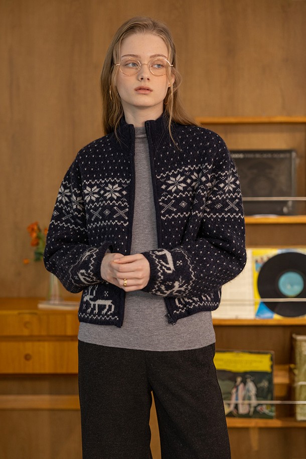 네이비 컬러의 아이스 트레이스 니트 카디건은 캐주얼, 클래식, 미니멀 스타일을 모두 아우르는 여성용 상의입니다. 부드러운 울 소재로 제작되어 가을, 겨울 시즌에 따뜻하게 착용할 수 있으며, 두꺼운 두께감으로 포근함을 더했습니다. 라운드넥 디자인에 노르딕/눈꽃 무늬 패턴이 돋보이며, 긴 소매와 레귤러핏으로 편안한 착용감을 선사합니다. 지퍼 디테일이 있으며, 일상복으로 활용하기 좋습니다.
