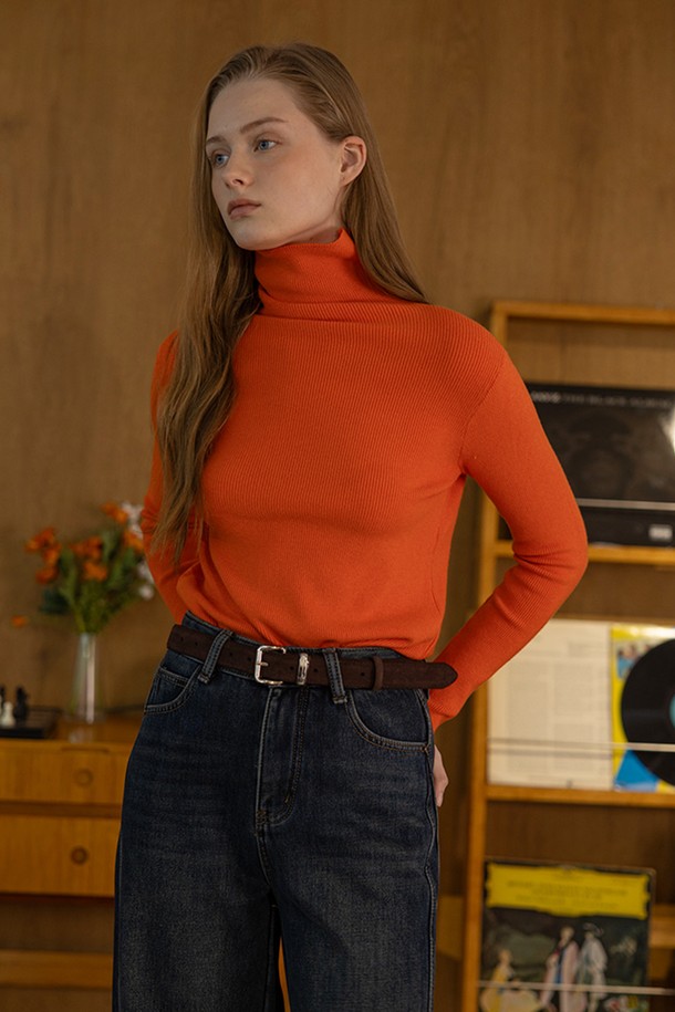 밝은 오렌지 컬러의 니트 탑입니다. 부드러운 촉감의 니트 소재로 제작되어 가을, 겨울 시즌에 따뜻하게 착용할 수 있습니다. 슬림핏 터틀넥 디자인과 긴 소매 기장으로 베이직하면서도 캐주얼한 스타일을 연출합니다. 무지 패턴으로 다양한 하의와 매치하기 용이하며, 미니멀하고 클래식한 무드를 더합니다. 일상복으로 활용하기 좋은 아이템입니다.
