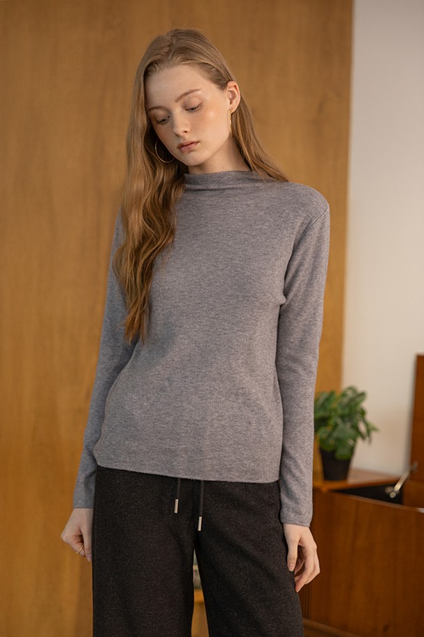 베이직한 디자인의 그레이 컬러 크루넥 니트 탑입니다. 가을, 겨울 시즌에 어울리는 중간 두께감의 긴소매 니트로, 부드러운 촉감이 특징입니다. 아크릴, 폴리에스테르, 나일론, 울 등 다양한 소재 혼방으로 제작되어 편안한 착용감을 선사합니다. 하프 플라 니트 조직으로 제작되어 자연스러운 바디 라인을 연출하며, 미니멀하고 캐주얼한 스타일을 완성합니다. 일상복으로 활용하기 좋은 아이템입니다.
