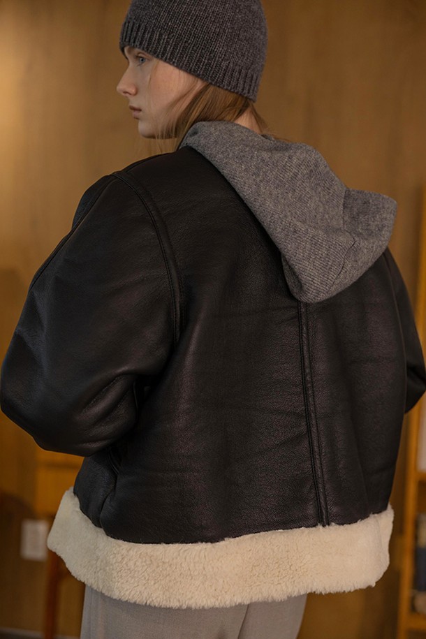 블랙과 아이보리 두 가지 색상으로 출시된 크루넥 루즈 무스탕 코트입니다. 가을, 겨울 시즌에 어울리는 두꺼운 두께감과 부드러운 촉감의 무스탕 소재로 제작되었습니다. 캐주얼하면서도 베이직한 디자인으로, 출근룩과 모임룩 등 다양한 TPO에 활용 가능합니다. 카라와 양털 디테일이 돋보이며, 루즈핏으로 편안하게 착용할 수 있습니다. 클래식, 미니멀, 캐주얼 스타일을 즐겨 입는 여성분들께 추천합니다.
