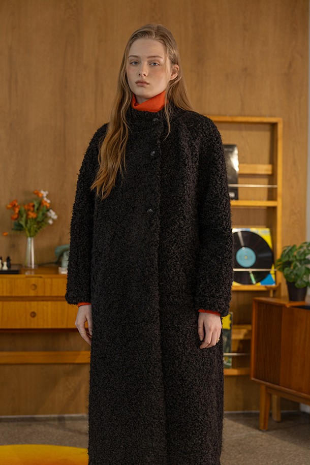 따뜻함을 선사하는 블랙 플리스 코트입니다. 부드러운 촉감의 플리스 소재로 제작되어 겨울철에도 포근하게 착용 가능합니다. 롱 기장에 오버핏 디자인으로 편안하면서도 세련된 스타일을 연출합니다. 오픈 스타일로 간편하게 걸쳐 입을 수 있으며, 베이직한 디자인과 무지 패턴으로 다양한 룩에 활용하기 좋습니다. 출근룩, 모임룩, 클래식, 미니멀, 캐주얼 등 폭넓은 스타일을 소화하며 보온성을 더해줍니다.
