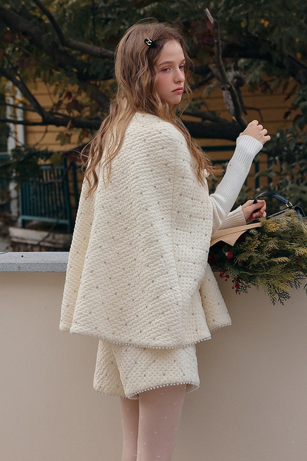 엘레강스 퀄팅 숏 팬츠는 여성들을 위한 세련된 스타일을 제안합니다. 봄, 여름 시즌에 어울리는 이 바지는 부드러운 폴리에스테르 소재로 제작되어 편안한 착용감을 선사합니다. 숏 기장과 레귤러 핏으로 시원하고 활동적인 느낌을 주며, 퀄팅 디테일과 포켓으로 포인트를 더했습니다. 데이트룩, 모임룩 등 다양한 TPO에 클래식하면서도 미니멀한 스타일을 연출해보세요. 화이트 컬러로 어떤 상의와도 쉽게 매치하여 멋스러운 룩을 완성할 수 있습니다.
