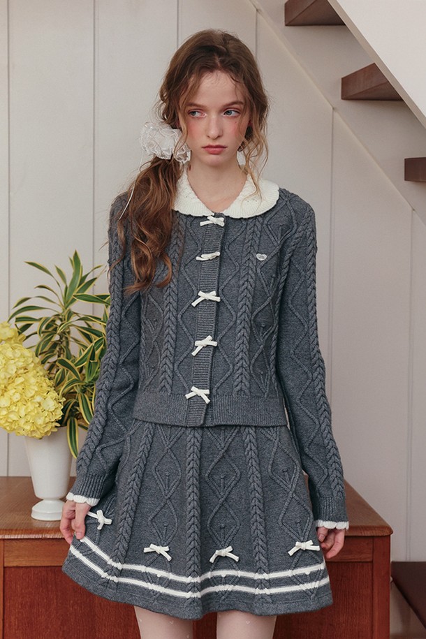 세련된 무드의 '보우 케이블 돌 칼라 가디건'입니다. 부드러운 아크릴과 폴리에스테르 혼방 소재로 제작되어 포근한 착용감을 선사하며, 겨울과 가을에 따뜻하게 입기 좋습니다. 클래식하고 우아한 스타일을 연출하며, 그레이 컬러에 화이트 리본 장식과 칼라 배색이 포인트입니다. 레귤러핏과 긴소매 기장으로 어떤 옷에도 잘 어울리며, 데이트룩, 모임룩, 출근룩 등 다양한 TPO에 활용 가능합니다. 케이블 니트 패턴과 두꺼운 두께감으로 고급스러운 분위기를 더합니다.
