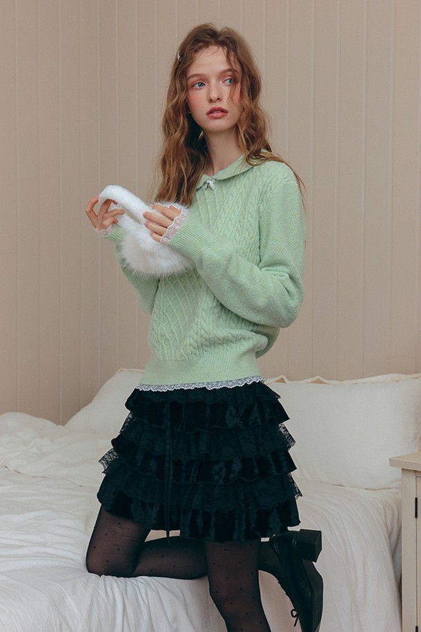 벨벳 레이스 튜튜 스커트는 여성스러운 매력을 극대화하는 아이템입니다. 부드러운 벨벳 소재와 섬세한 레이스 트리밍이 어우러져 화려하면서도 엘레강스한 분위기를 연출합니다. 플레어 핏의 미니 스커트로, 다리 라인을 더욱 돋보이게 하며, 프릴 디테일이 사랑스러운 포인트를 더합니다. 가을, 겨울 시즌 데이트룩, 모임룩, 파티룩에 활용하기 좋은, 클래식하고 로맨틱한 스타일을 완성하는 스커트입니다. 블랙 컬러로 어떤 상의와도 쉽게 매치하여 미니멀하면서도 세련된 룩을 연출할 수 있습니다.
