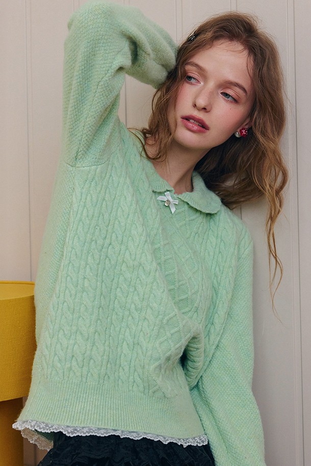 레이스 디테일이 돋보이는 돌리 칼라 니트 스웨터입니다. 부드러운 니트 소재로 제작되어 포근하고 편안한 착용감을 선사합니다. 민트 컬러와 레귤러 핏, 긴 소매 디자인으로 우아한 무드를 연출합니다. 데이트룩, 모임룩 등 다양한 TPO에 활용 가능한 아이템으로, 클래식, 로맨틱, 미니멀 스타일을 즐기는 여성분들께 추천합니다. 특히 돌리 칼라와 레이스 디테일이 페미닌한 포인트를 더해줍니다.
