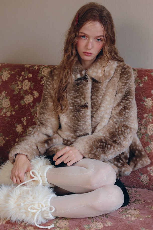 사슴 패턴이 돋보이는 퍼 숏 재킷으로, 겨울철 우아하고 화려한 스타일을 완성해 보세요. 베이지와 브라운 컬러로 출시되어 다양한 룩에 매치하기 용이하며, 부드러운 퍼 소재가 포근한 착용감을 선사합니다. 숏 기장과 오픈 스타일, 프릴 디테일이 더해져 로맨틱하면서도 클래식한 무드를 자아냅니다. 데이트룩, 모임룩, 연말 모임룩 등 특별한 날, 당신의 스타일을 더욱 돋보이게 할 아이템입니다.
