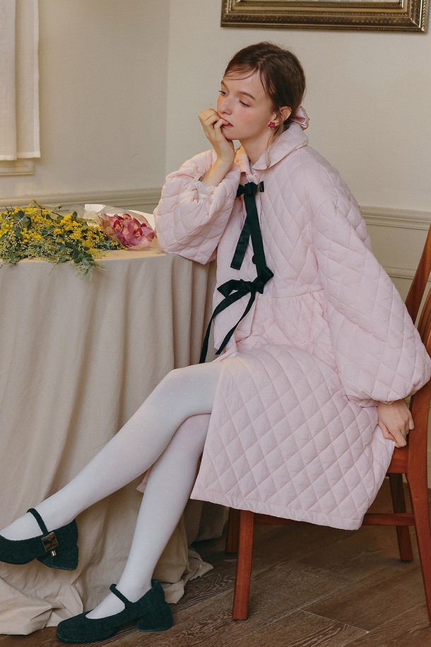 사랑스러운 분위기를 연출하는 리본 퀼티드 코트입니다. 부드러운 폴리에스테르 소재로 제작되어 포근한 착용감을 선사하며, 롱 기장과 퀼팅 패턴이 우아하고 클래식한 스타일을 완성합니다. 허리 부분의 리본 디테일이 로맨틱한 포인트를 더하며, 데이트룩이나 모임룩에 특별함을 더해줍니다. 가을, 겨울 시즌에 따뜻하고 세련된 스타일을 연출해보세요. 핑크 색상으로 여성스러운 매력을 강조합니다.
