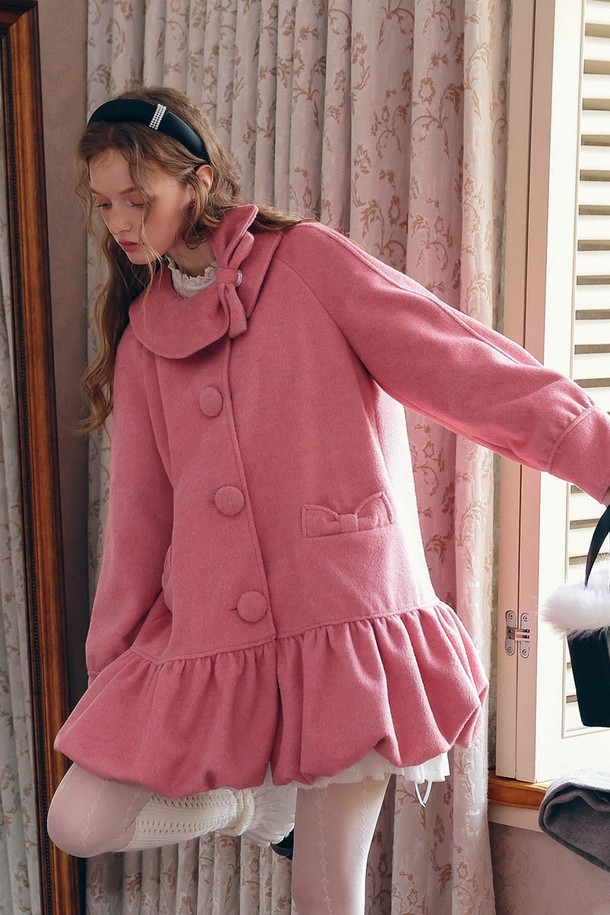 **Bow collar balloon coat (보우 칼라 발룬 코트)**는 우아하고 로맨틱한 분위기를 연출하는 여성 코트입니다. 부드러운 울 소재로 제작되어 포근하며, 두꺼운 두께감으로 가을, 겨울철에 따뜻하게 착용할 수 있습니다. 핑크 컬러의 무지 디자인에 리본 칼라와 프릴 디테일이 더해져 여성스러운 매력을 더합니다. 루즈핏 발룬 스타일로 편안하면서도 엘레강스한 핏을 선사하며, 데이트룩이나 모임룩에 완벽하게 어울립니다. 싱글 버튼 여밈과 긴 소매 기장으로 클래식하면서도 미니멀한 스타일을 완성합니다.
