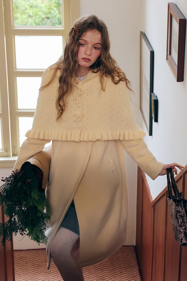 베이지 컬러의 Bow 포켓 더블 브레스트 코트는 클래식과 엘레강스를 동시에 갖춘 여성용 아우터입니다. 울 소재로 제작되어 부드러운 촉감과 뛰어난 보온성을 제공하며, 가을과 겨울에 따뜻하게 착용할 수 있습니다. 넉넉한 레귤러핏에 더블 버튼 여밈 방식으로 세련된 실루엣을 연출하며, 포켓과 리본 디테일이 돋보입니다. 오피스룩, 모임룩, 소개팅룩 등 다양한 TPO에 활용 가능한 매력적인 아이템으로, 미니멀, 시크 스타일을 즐기는 분들께 추천합니다.
