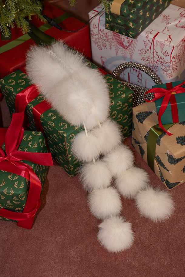 "Fur ball warm muffler_화이트"는 부드러운 퍼(fur) 소재로 제작되어 포근함을 선사하는 여성용 머플러입니다. 쌀쌀한 겨울철, 우아하고 따뜻한 스타일을 연출하기에 좋은 아이템입니다. 무지 디자인에 퍼볼 장식이 더해져 사랑스러운 포인트를 더했습니다. 두꺼운 두께감으로 보온성을 높였으며, 부드러운 촉감이 편안한 착용감을 제공합니다. 클래식하면서도 미니멀한 무드로 다양한 룩에 매치하기 좋습니다.
