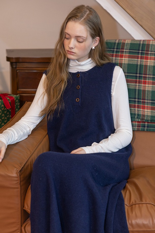 네이비 색상의 슬림핏 슬리브리스 니트 원피스입니다. 부드러운 니트 소재로 제작되어 봄, 가을, 겨울 모두 착용 가능하며, 일상 및 데이트룩에 적합합니다. 라운드넥에 H라인 일자핏으로 미니멀하고 베이직한 스타일을 연출합니다. 슬리브리스 디자인으로 세련된 느낌을 더하며, 데이트룩, 클래식한 스타일을 선호하는 여성분들께 추천합니다.
