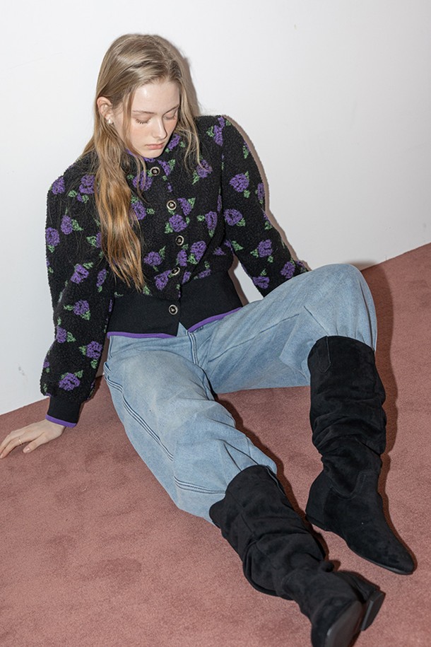 따뜻하고 편안한 착용감의 데님 팬츠입니다. 블루와 다크블루 두 가지 색상으로 출시되었으며, 캐주얼 스타일에 잘 어울립니다. 겨울철에도 따뜻하게 입을 수 있도록 두꺼운 두께감과 부드러운 촉감의 기모 안감을 적용했습니다. 루즈핏 와이드 디자인으로 편안하면서도 스타일리시하며, 부츠와 함께 매치하면 더욱 멋스러운 실루엣을 연출할 수 있습니다. 자연스러운 워싱 가공으로 빈티지한 멋을 더했습니다.
