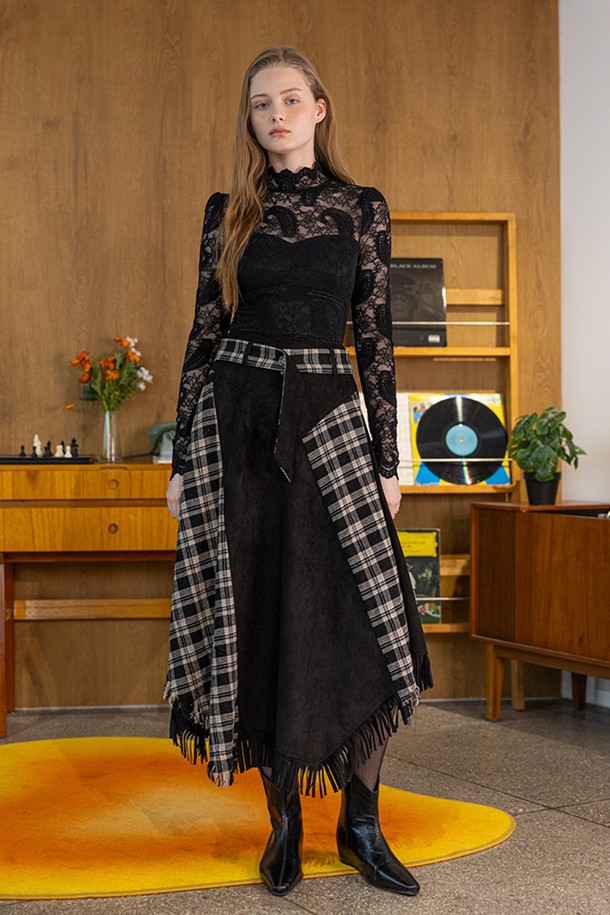 블랙 색상의 플래드 앤 벨벳 패치워크 스커트입니다. 부드러운 벨벳 소재에 체크 패턴과 다양한 패치워크 디자인이 돋보이는 A라인 플레어 스커트입니다. 두께감 있는 원단으로 가을, 겨울 시즌에 따뜻하게 착용 가능하며, 프린지 디테일이 클래식한 무드를 더합니다. 모임룩이나 연말 모임룩에 활용하여 세련된 스타일을 연출해보세요. 핏은 레귤러핏으로 편안하게 착용할 수 있습니다.
