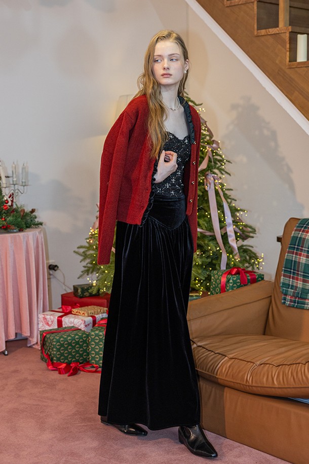 고혹적인 분위기를 연출하는 블랙 엘레강스 벨벳 스커트입니다. 부드러운 촉감의 벨벳 소재와 두꺼운 두께감으로 가을, 겨울 시즌에 따뜻하게 착용할 수 있습니다. 우아한 A라인 플레어 디자인과 하이웨스트 스타일이 다리 라인을 더욱 길어 보이게 합니다. 모임룩, 연말 모임룩, 오피스룩 등 다양한 TPO에 클래식, 미니멀, 시크한 스타일을 더해 활용해보세요. 무지 디자인으로 어떤 상의와도 쉽게 매치하여 세련된 룩을 완성할 수 있습니다.
