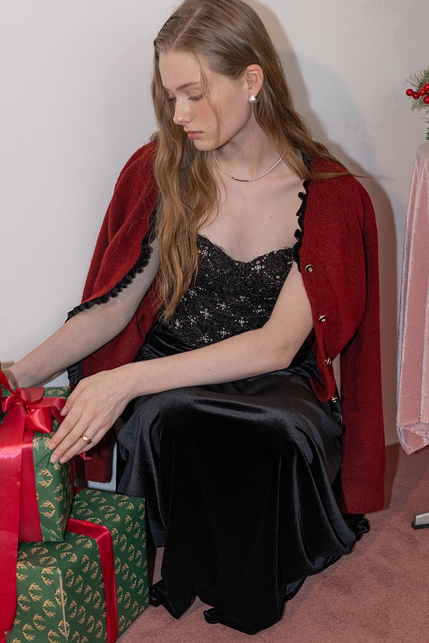 벨벳 카라 니트 카디건_레드는 여성 의류로, 가을과 겨울에 어울리는 클래식하고 엘레강스한 스타일을 연출합니다. 부드러운 니트 소재로 제작되었으며, 라운드 넥에 긴 소매 기장으로 따뜻함을 더했습니다. 두꺼운 두께감과 레귤러핏으로 편안한 착용감을 선사하며, 벨벳 카라 디테일과 싱글 버튼 여밈 방식으로 포인트를 주었습니다. 모임룩이나 데이트룩에 활용하기 좋은 미니멀한 디자인의 니트 카디건입니다.
