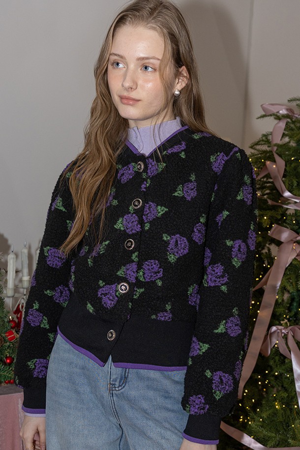 퍼플 컬러의 하이넥 버튼 니트 긴소매 탑입니다. 부드러운 니트 소재로 제작되어 가을, 겨울 시즌에 따뜻하게 착용하기 좋으며, 레귤러핏으로 편안한 착용감을 선사합니다. 하프넥 디자인에 버튼 디테일이 더해져 미니멀하면서도 세련된 무드를 연출합니다. 출근룩과 데이트룩 등 다양한 TPO에 활용 가능하며, 미니멀, 클래식, 캐주얼 스타일을 즐기는 여성분들께 추천합니다.
