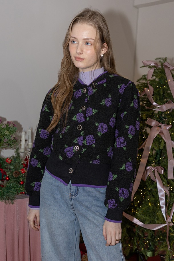 보라색 장미 플리스 숏 가디건입니다. 부드러운 플리스 소재로 제작되어 가을과 겨울에 따뜻하게 착용할 수 있습니다. 캐주얼한 무드의 라운드넥 디자인이며, 긴 소매와 숏 기장으로 활동성을 높였습니다. 플라워 패턴이 돋보이며, 레귤러핏으로 편안하게 착용할 수 있습니다. 블랙 색상도 함께 출시되었습니다.
