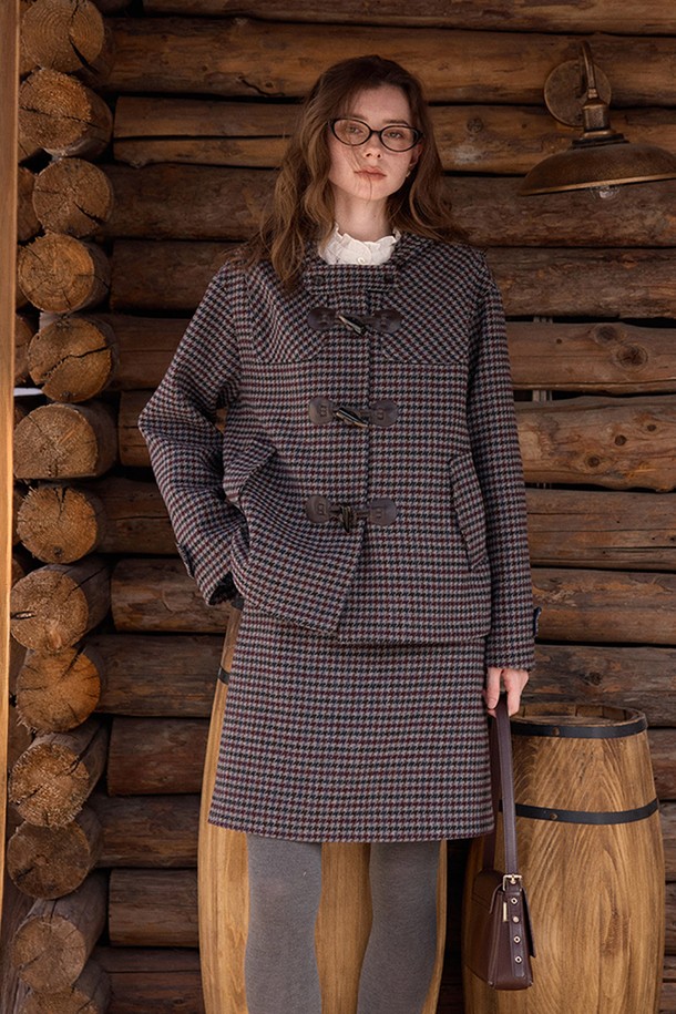 블랙과 그레이 컬러의 하운드투스 체크 패턴이 돋보이는 H라인 미니스커트입니다. 울 소재로 제작되어 가을, 겨울 시즌에 따뜻하게 착용할 수 있으며, 뻣뻣한 촉감과 두꺼운 두께감으로 고급스러운 분위기를 연출합니다. 하이웨스트 디자인과 슬림핏으로 다리가 길어 보이는 효과를 주며, 클래식하고 베이직한 스타일을 선호하는 여성분들께 추천합니다. 오피스룩, 모임룩, 데이트룩 등 다양한 TPO에 활용 가능하며, 미니멀하고 시크한 스타일을 완성해 보세요.
