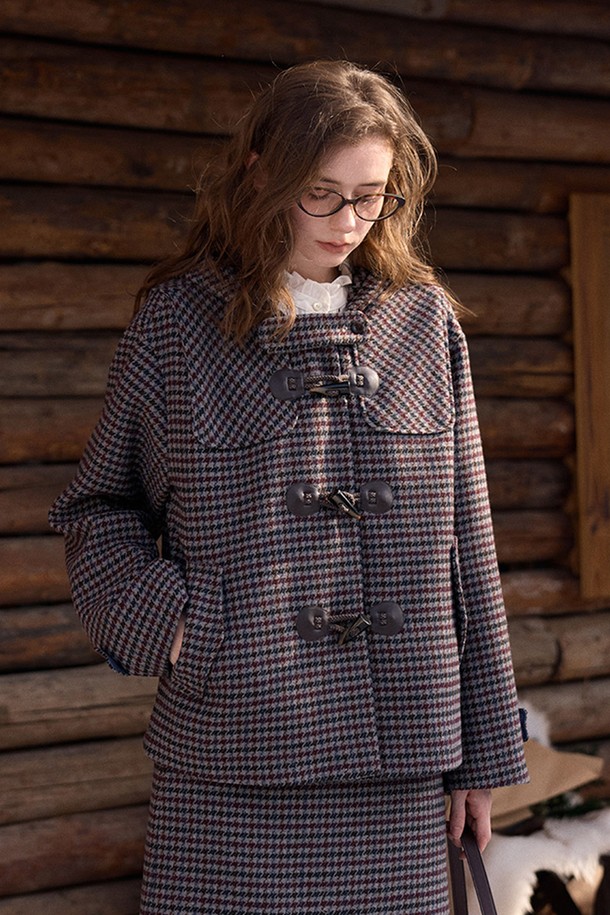 블랙 and 화이트 하운드투스 체크 패턴이 돋보이는 여성용 재킷입니다. 가을, 겨울 시즌에 어울리는 두꺼운 울 소재로 제작되어 따뜻하고 포근한 착용감을 선사합니다. 테일러드 칼라와 싱글 버튼 여밈으로 클래식한 분위기를 연출하며, 레귤러 핏으로 어떤 옷에도 잘 어울립니다. 오피스룩, 출근룩, 모임룩 등 다양한 TPO에 활용할 수 있으며, 미니멀하고 시크한 스타일을 완성합니다. 긴 소매 기장으로 세련된 느낌을 더했습니다.
