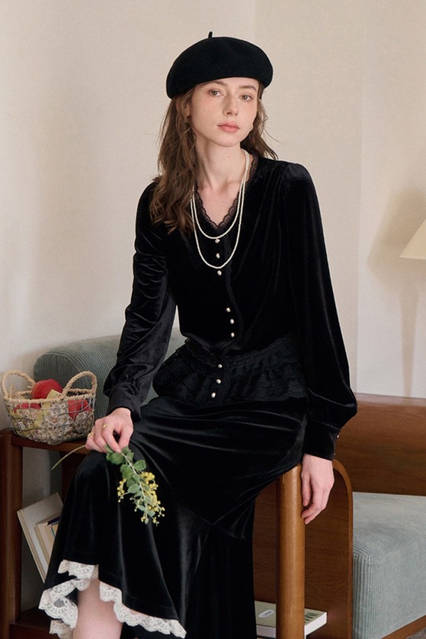 레이스 벨벳 블라우스_2color는 우아한 스타일을 추구하는 여성분들을 위한 상의입니다. 부드러운 벨벳 소재에 섬세한 레이스 패턴이 더해져 고급스러운 분위기를 자아냅니다. 라운드넥 디자인과 레귤러핏으로 편안하게 착용 가능하며, 긴 소매와 두꺼운 두께감으로 가을, 겨울 시즌에 따뜻하게 입을 수 있습니다. 프릴 디테일이 여성스러움을 더하며, 모임룩, 데이트룩, 파티룩 등 다양한 TPO에 활용할 수 있습니다. 클래식, 로맨틱, 미니멀 스타일을 즐겨 입는 분들께 추천합니다.
