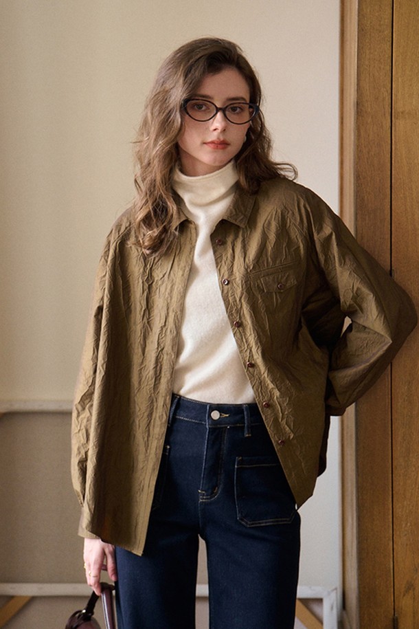 **구김 텍스처드 라펠 셔츠**는 여성스러운 실루엣을 연출하는 데 적합한 상의입니다. 부드러운 면 소재로 제작되어 편안한 착용감을 선사하며, 봄, 가을 시즌에 활용하기 좋습니다. 베이직하면서도 클래식한 무드를 자아내 일상, 출근룩, 비즈니스 캐주얼, 모임룩 등 다양한 TPO에 매치하기 좋습니다. 라펠 네크라인과 허리 라인에 자연스럽게 잡힌 주름 디테일이 특징이며, 레귤러 핏과 긴 소매 기장으로 세련된 스타일을 완성합니다. 브라운, 카키 두 가지 색상으로 출시되어 미니멀하고 시크한 스타일을 선호하는 분들께 추천합니다.
