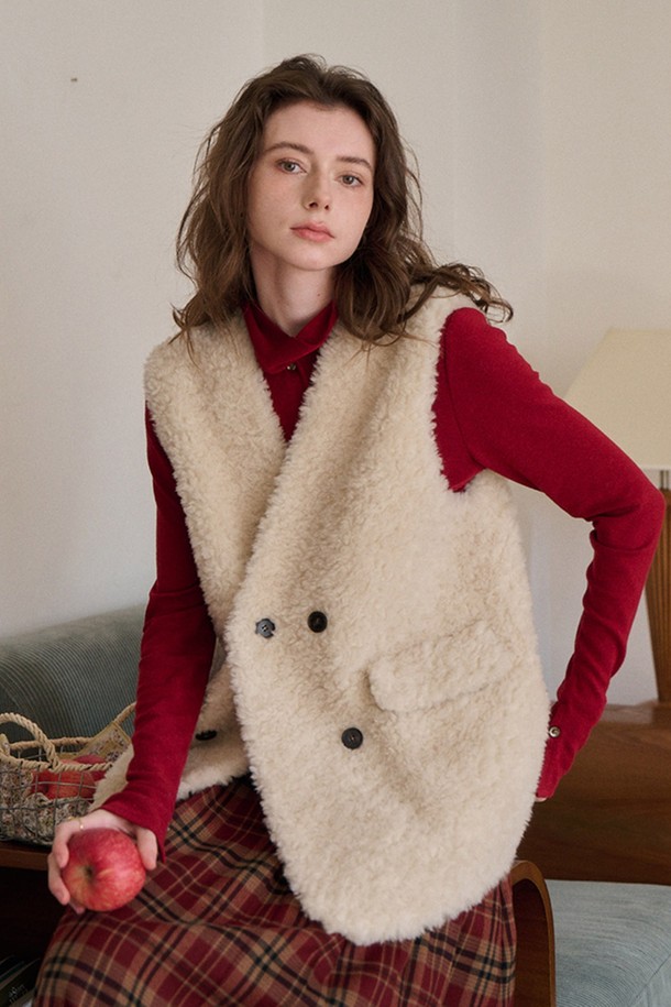 부드러운 퍼(fur) 소재로 포근함을 더한 V넥 퍼(fur) 통합 카디건 베스트입니다. 가을, 겨울 시즌에 어울리는 두꺼운 두께감으로 따뜻하게 착용 가능하며, 레귤러 핏 디자인으로 편안한 착용감을 선사합니다. 아이보리, 브라운 두 가지 색상으로 출시되어 다양한 스타일 연출에 용이하며, 더블 버튼 디테일이 포인트입니다. 캐주얼, 미니멀, 클래식 스타일을 즐겨 입는 여성분들에게 데이트룩, 모임룩으로 추천합니다. 민소매 디자인으로 이너웨어와 함께 레이어드하여 세련된 스타일을 완성해 보세요.
