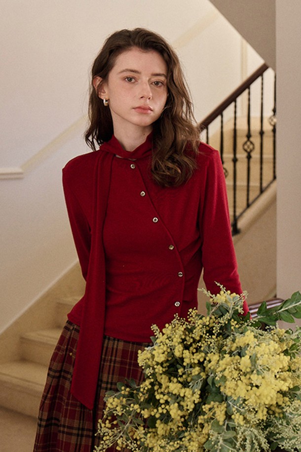 레드 컬러의 플래킷 긴소매 니트는 여성 고객을 위한 클래식 스타일의 상의입니다. 부드러운 촉감의 비스코스, 면, 아크릴, 스판덱스 혼방 소재로 제작되어 가을과 겨울에 따뜻하게 착용할 수 있습니다. 목 부분에 고정된 스카프 디자인으로, 오피스룩과 모임룩에 세련된 포인트를 더합니다. 레귤러핏과 레귤러 기장으로 편안하면서도 단정한 실루엣을 연출하며, 자유롭게 스타일링 가능한 스카프로 다양한 분위기를 낼 수 있습니다. 미니멀한 무드를 선호하는 분들에게 추천하는 아이템입니다.
