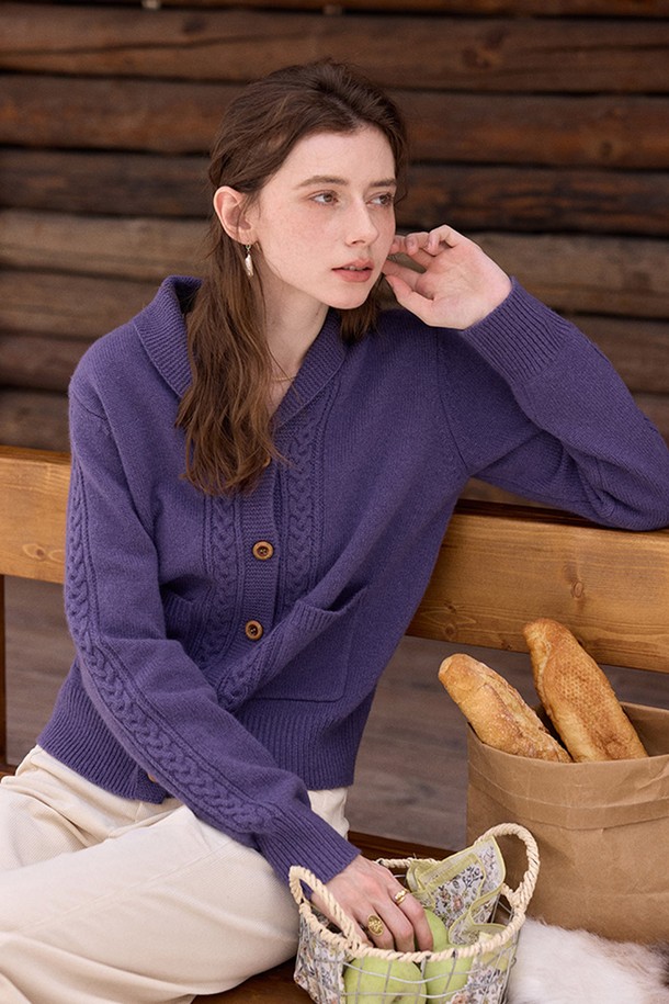 네이비 칼라 케이블 니트 카디건은 가을, 겨울 시즌에 어울리는 여성용 상의입니다. 부드러운 울 소재에 클래식하고 베이직한 디자인으로 제작되었으며, 촘촘한 케이블 패턴이 특징입니다. 레귤러핏 크롭 기장으로, 오피스룩, 출근룩, 모임룩 등 다양한 TPO에 활용 가능합니다. 칼라 디테일과 버튼 여밈으로 포인트를 더했으며, 미니멀한 스타일 연출에 적합합니다. 긴 소매 기장과 두꺼운 두께감으로 따뜻하게 착용할 수 있습니다.
