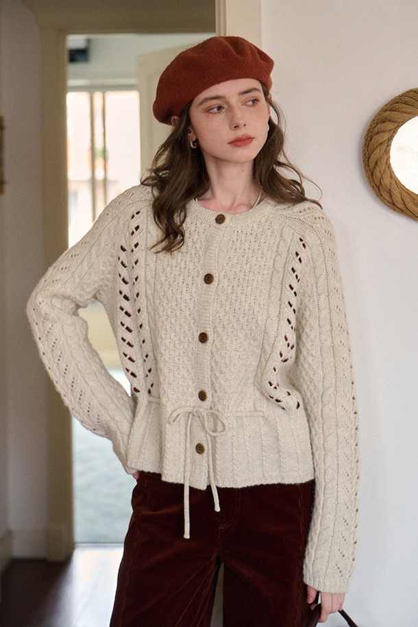 Sense 니트 케이블 가디건은 여성 고객을 위한 상의로, 가을과 겨울에 따뜻하게 착용하기 좋습니다. 아이보리와 화이트 두 가지 색상으로 출시되었으며, 클래식하고 베이직한 스타일을 연출합니다. 울과 아크릴 혼방 소재로 제작되어 부드러운 촉감을 자랑하며, 두꺼운 두께감으로 포근함을 더합니다. 라운드넥에 긴 소매, 레귤러핏으로 디자인되었으며, 케이블 패턴과 리본 디테일이 돋보여 데이트룩이나 모임룩에 포인트를 줄 수 있습니다.
