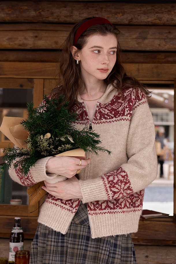 후드 티프 아일 니트 가디건_2coor는 포근한 울 소재로 제작되어 부드러운 촉감을 선사하는 여성용 니트 가디건입니다. 가을, 겨울 시즌에 어울리는 두꺼운 두께감과 레귤러핏으로 편안하게 착용 가능하며, 집콕룩이나 캐주얼, 클래식 스타일 연출에 적합합니다. 후드 디자인과 집업 스타일로 간편하게 입고 벗을 수 있으며, 노르딕 패턴 디테일과 후드 스트링으로 포인트를 더했습니다. 베이지, 레드 두 가지 색상으로 출시되어 취향에 맞게 선택할 수 있습니다.
