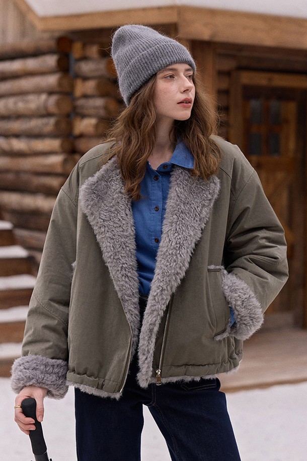 **Zipper lapel short 재킷_2color**는 캐주얼한 스타일의 여성용 숏패딩입니다. 카키와 그레이 두 가지 색상으로 출시되었으며, 부드러운 촉감의 폴리에스테르 소재에 두꺼운 두께감으로 겨울철 따뜻하게 착용할 수 있습니다. 숏 기장에 래귤러핏으로 편안함을 더했으며, 긴 소매와 지퍼 디테일, 퍼 카라가 특징입니다. 안감은 퍼로 마감되어 보온성을 높였습니다. 
