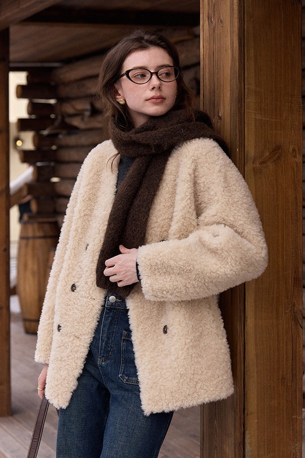 **V-넥 퍼 (fur) 통합 코트**는 부드러운 촉감의 퍼 소재로 제작되어 겨울철 따뜻함을 선사하는 여성용 아우터입니다. 아이보리와 브라운 두 가지 색상으로 출시되었으며, 캐주얼, 미니멀, 클래식 스타일을 모두 아우르는 디자인입니다. 크롭 기장에 오버핏으로 제작되어 편안한 착용감을 제공하며, 더블 버튼 여밈 방식으로 세련됨을 더했습니다. 특히, 브이넥 디자인과 양면 착용 가능하여 다양한 데이트룩 연출에 활용할 수 있습니다.
