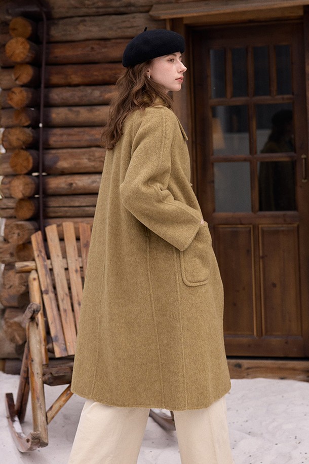 베이지와 카키 컬러의 버클 혼 라펠 코트입니다. 울 소재로 제작되어 가을과 겨울에 따뜻하게 착용할 수 있으며, 일상, 출근룩, 오피스룩, 모임룩 등 다양한 TPO에 활용 가능합니다. 레귤러핏에 미디엄 기장으로, 클래식하고 베이직한 디자인을 선호하는 여성분들께 추천합니다. 라펠 칼라와 혼 버클 디테일이 돋보이며, 미니멀하고 시크한 스타일을 연출하기 좋습니다. 긴 소매와 두꺼운 두께감으로 고급스러운 분위기를 더합니다.
