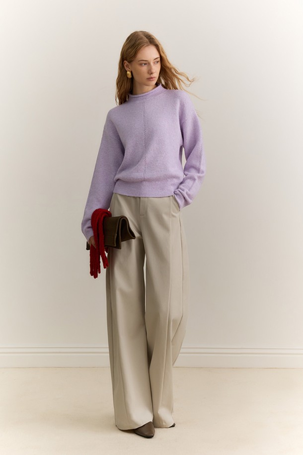 부드러운 니트 소재로 제작되어 포근한 착용감을 선사하는 여성 반목 폴라 니트입니다. 베이직하고 미니멀한 디자인으로 일상에서 편안하게 착용하기 좋으며, 가을과 겨울 시즌에 따뜻함을 더해줍니다. 루즈핏으로 활동성을 높였으며, 라벤더와 화이트 두 가지 컬러로 출시되어 다양한 스타일 연출이 가능합니다. 긴 소매 기장과 두꺼운 두께감으로 보온성을 강조했으며, 반목 디자인이 세련된 느낌을 더합니다. 미니멀, 클래식 스타일을 즐겨 입는 여성분들께 추천합니다.
