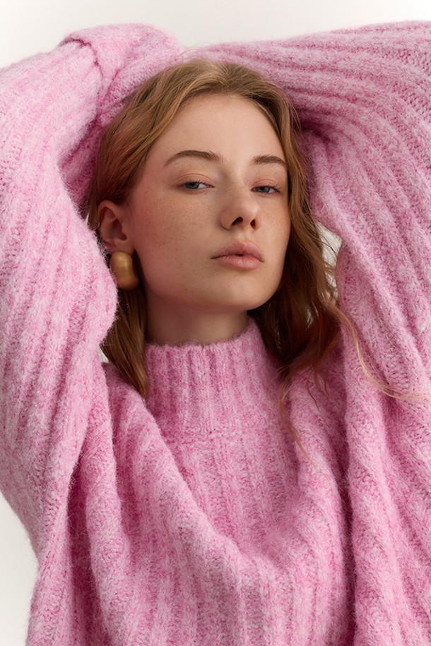 하이넥 핏 스트립 스웨터는 여성용 상의로, 가을과 겨울에 따뜻하게 입을 수 있는 제품입니다. 핑크와 올리브 그린 두 가지 색상으로 출시되었으며, 캐주얼 및 미니멀 스타일을 모두 소화할 수 있습니다. 울과 아크릴 혼방 소재로 제작되어 부드러운 촉감을 선사하며, 두꺼운 두께감과 오버핏 디자인으로 편안한 착용감을 제공합니다. 하이넥 디자인과 긴 소매, 골지 패턴이 특징이며, 크롭 기장으로 트렌디한 스타일을 연출합니다. 컬러 블록 디테일이 더해져 포인트를 주는, 데일리룩에 활용하기 좋은 아이템입니다.
