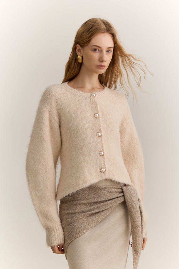 베이직한 디자인의 여성용 리듀싱 니트 카디건입니다. 부드러운 울 소재로 제작되어 가을과 겨울에 따뜻하게 착용할 수 있습니다. 레귤러 핏에 라운드넥, 긴 소매 기장으로 편안한 착용감을 선사하며, 싱글 버튼 여밈으로 깔끔한 실루엣을 연출합니다. 미니멀하고 클래식한 스타일로 출근룩이나 모임룩 등 다양한 TPO에 활용 가능하며, 무지 디자인으로 어떤 옷에도 쉽게 매치할 수 있습니다. 두꺼운 두께감으로 포근함을 더한 니트 카디건입니다.
