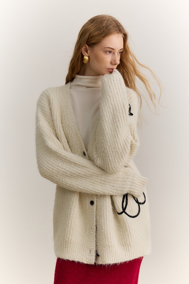 **루즈 디자인 니트 가디건**

부드러운 촉감의 루즈핏 니트 가디건입니다. 가을, 겨울 시즌에 어울리는 두꺼운 두께감으로 포근하게 착용할 수 있습니다. 미니멀하고 베이직한 스타일로, 심플한 디자인과 톤온톤 배색이 특징입니다. 브이넥 라인과 긴 소매 기장으로, 출근룩이나 모임룩 등 다양한 TPO에 활용 가능합니다. 폴리에스테르, 울, 나일론 혼방 소재로 제작되었습니다.
색상은 화이트, 베이지, 블루 3가지로 출시되었습니다.
