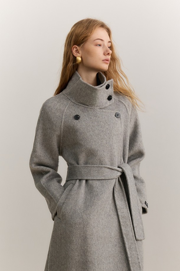 세련된 겨울 스타일을 완성해줄 윈터 하이엔드 루즈 코트입니다. 부드러운 울 소재로 제작되어 뛰어난 보온성과 고급스러운 촉감을 선사하며, 롱 기장과 넉넉한 루즈핏으로 편안하면서도 우아한 실루엣을 연출합니다. 클래식하고 미니멀한 디자인에 벨트 디테일과 하이넥으로 포인트를 더해 엘레강스한 분위기를 강조하며, 오피스룩, 출근룩, 모임룩 등 다양한 TPO에 활용 가능합니다. 그레이 컬러의 싱글 코트로, 버튼 여밈 방식과 긴 소매 기장으로 세련된 마무리를 더했습니다.

