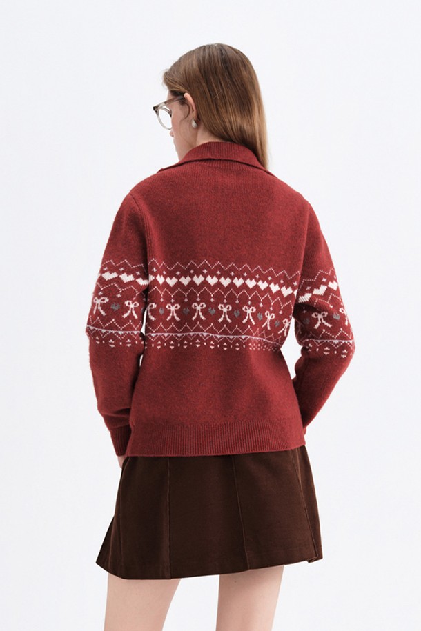 레드와 화이트 컬러 배색이 돋보이는 페어 아일 하프 집업 스웨터입니다. 울 소재로 제작되어 부드러운 촉감과 뛰어난 보온성을 자랑하며, 가을/겨울 시즌에 따뜻하게 착용할 수 있습니다. 레귤러 핏과 하프넥 디자인으로 클래식하면서도 캐주얼한 스타일을 연출합니다. 데이트룩, 모임룩 등 다양한 TPO에 활용 가능하며, 미니멀한 스타일을 선호하는 분들께 추천합니다. 특히 노르딕 패턴과 집업 디테일이 포인트로, 겨울철 스타일링에 포인트를 더해줍니다.
