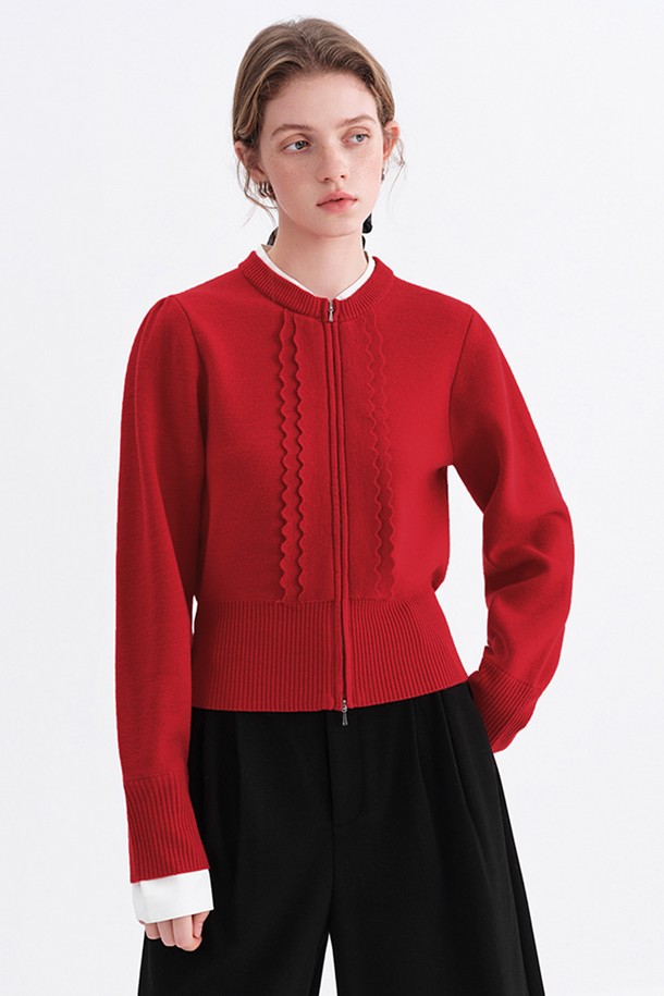 레드 컬러의 레이어드 지퍼 카디건입니다. 여성 의류로, 가을과 겨울에 따뜻하게 착용할 수 있는 두꺼운 소재의 하이넥 크롭 기장 니트/스웨터입니다. 클래식 무드의 무지 디자인에 프릴 디테일이 더해져 걸리시한 분위기를 연출합니다. 데이트룩, 모임룩에 적합하며, 레귤러핏으로 편안하게 착용 가능합니다. 긴 소매와 집업 스타일로, 미니멀하면서도 스타일리시한 룩을 완성해 보세요.
