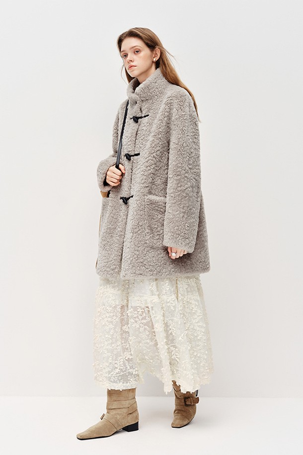 베이지와 그레이 두 가지 색상으로 만나볼 수 있는 넉넉한 핏의 더플 퍼 하프 코트입니다. 부드러운 촉감의 폴리에스테르 소재로 제작되어 가을, 겨울 시즌 따뜻하게 착용 가능합니다. 캐주얼, 클래식, 미니멀 스타일을 모두 아우르는 디자인으로, 출근룩과 모임룩에 활용하기 좋습니다. 하프 기장에 토글 여밈 방식, 퍼 디테일이 더해져 포근한 느낌을 줍니다. 루즈핏으로 편안하게 착용할 수 있으며, 무지 디자인으로 다양한 룩에 매치하기 용이합니다.
