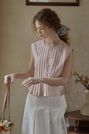 Pleated dot button sleeveless top