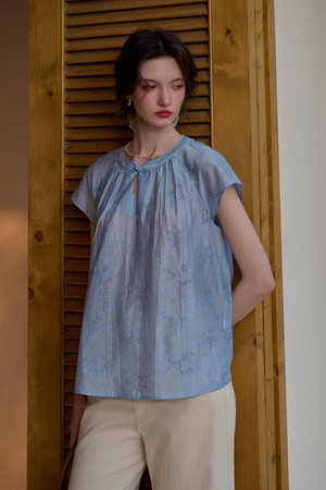 Vertical jacquard buckle top