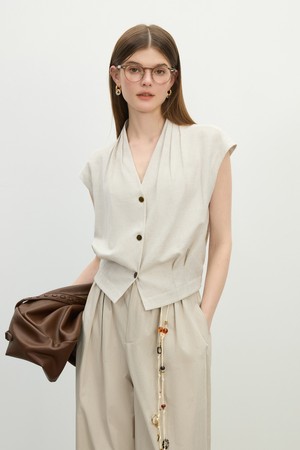 Pleat v-neck sleeveless shirt