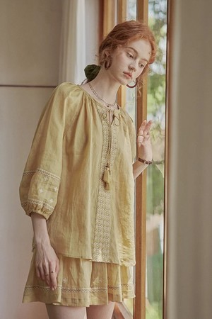 Embroidery string ribbon blouse