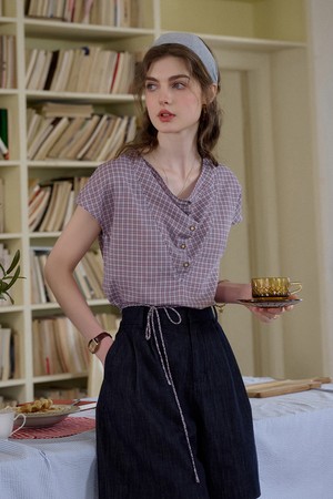 Check swing neck short blouse