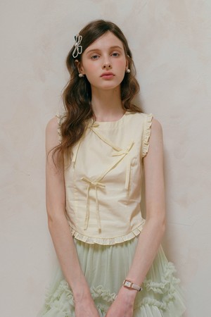 Ruffle line ribbon sleeveless top