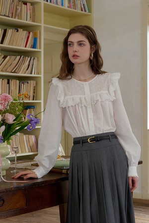 Court-style lantern sleeve blouse