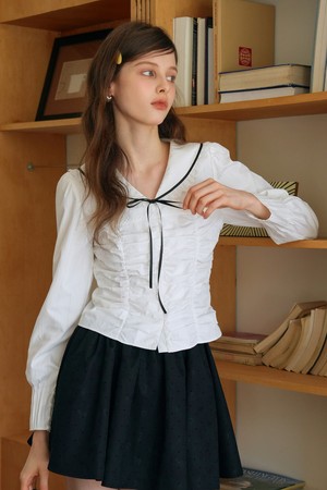 Shirring ribbon collar blouse